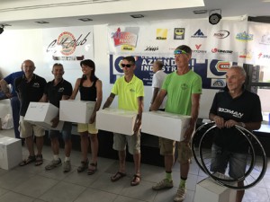 In ordine da dx a sx le prime cinque squadre classificate. Sulla destra Lori Cillerai ritira il primo premio di squadra.