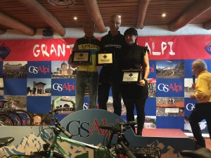 Il presidente Marco Pipino ritira il primo premio di squadra